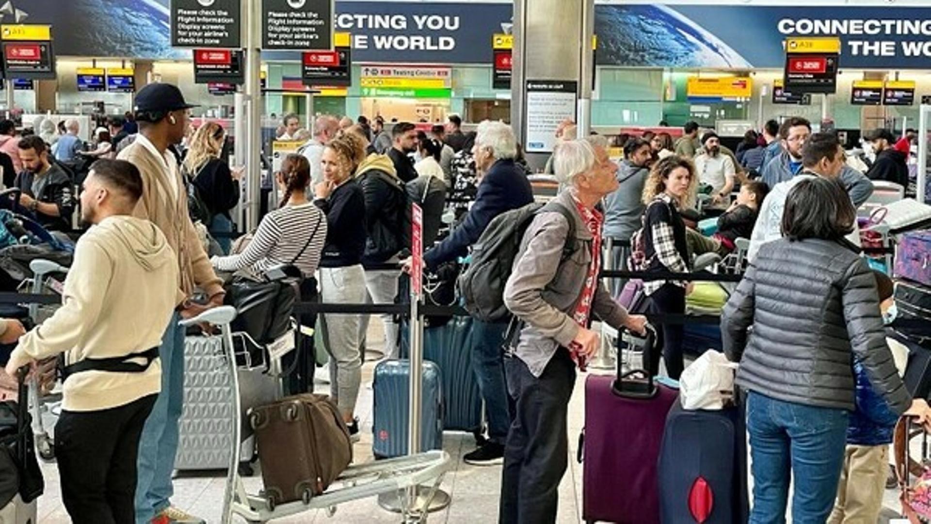 Flughafen London Heathrow. Viele Menschen Stauen sich aufgrunddes Personalmangels nach zwei Jahren Pandemie.