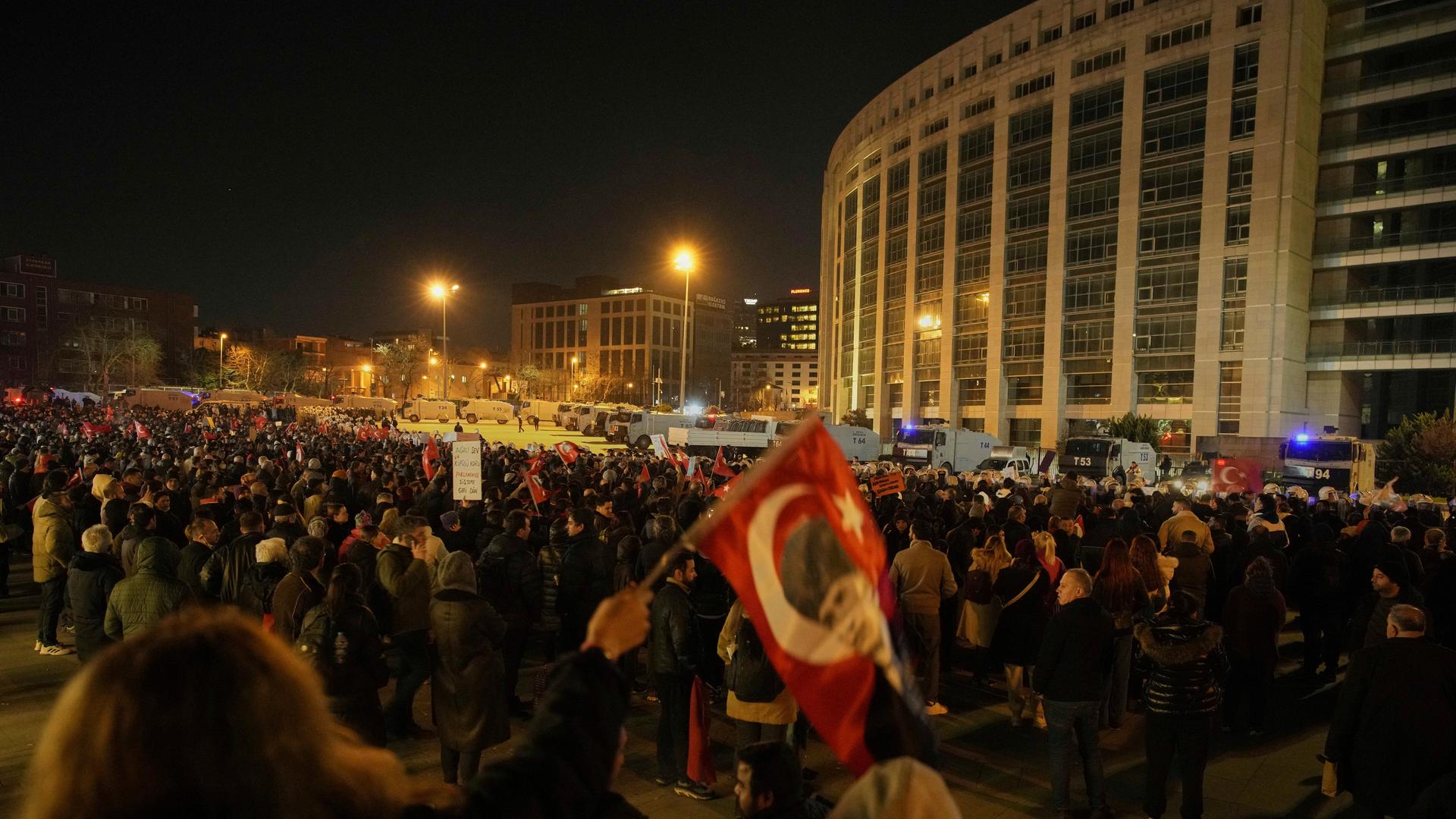 Vor dem Justizpalast in Istanbul haben sich am Abend zahlreiche Demonstranten versammelt, um gegen die Festnahme von Bürgermeister Imamoglu zu protestieren. Vor dem Justizpalast in Istanbul haben sich am Abend zahlreiche Demonstranten versammelt, um gegen die Festnahme von Bürgermeister Imamoglu zu protestieren.