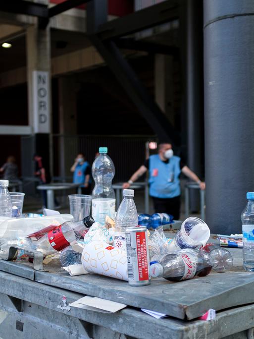 Abfall sammelt sich auf einer Mülltonne vor dem Stadion.