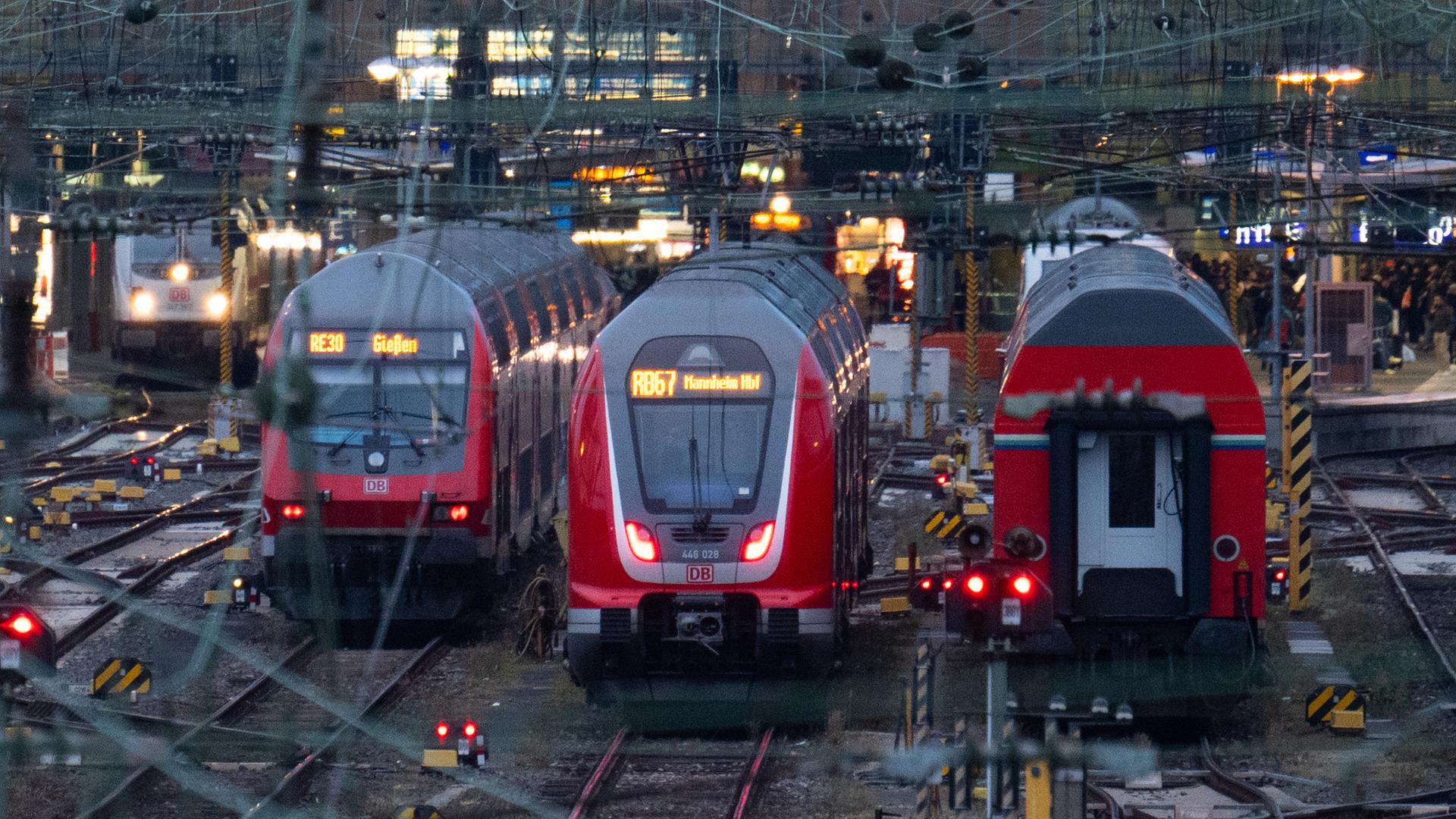 Züge stehen am Hauptbahnhof in Frankfurt. Im Hintergrund ist der Bahnhof zu sehen.