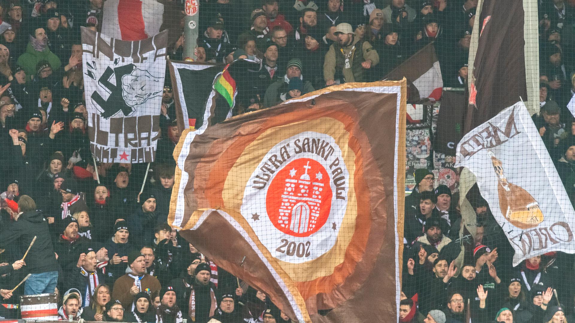 Fanblock des Fußballvereins FC Sankt Pauli. In der Mitte ist eine große Fahne mit dem Schriftzug "Ultra Sankt Pauli".