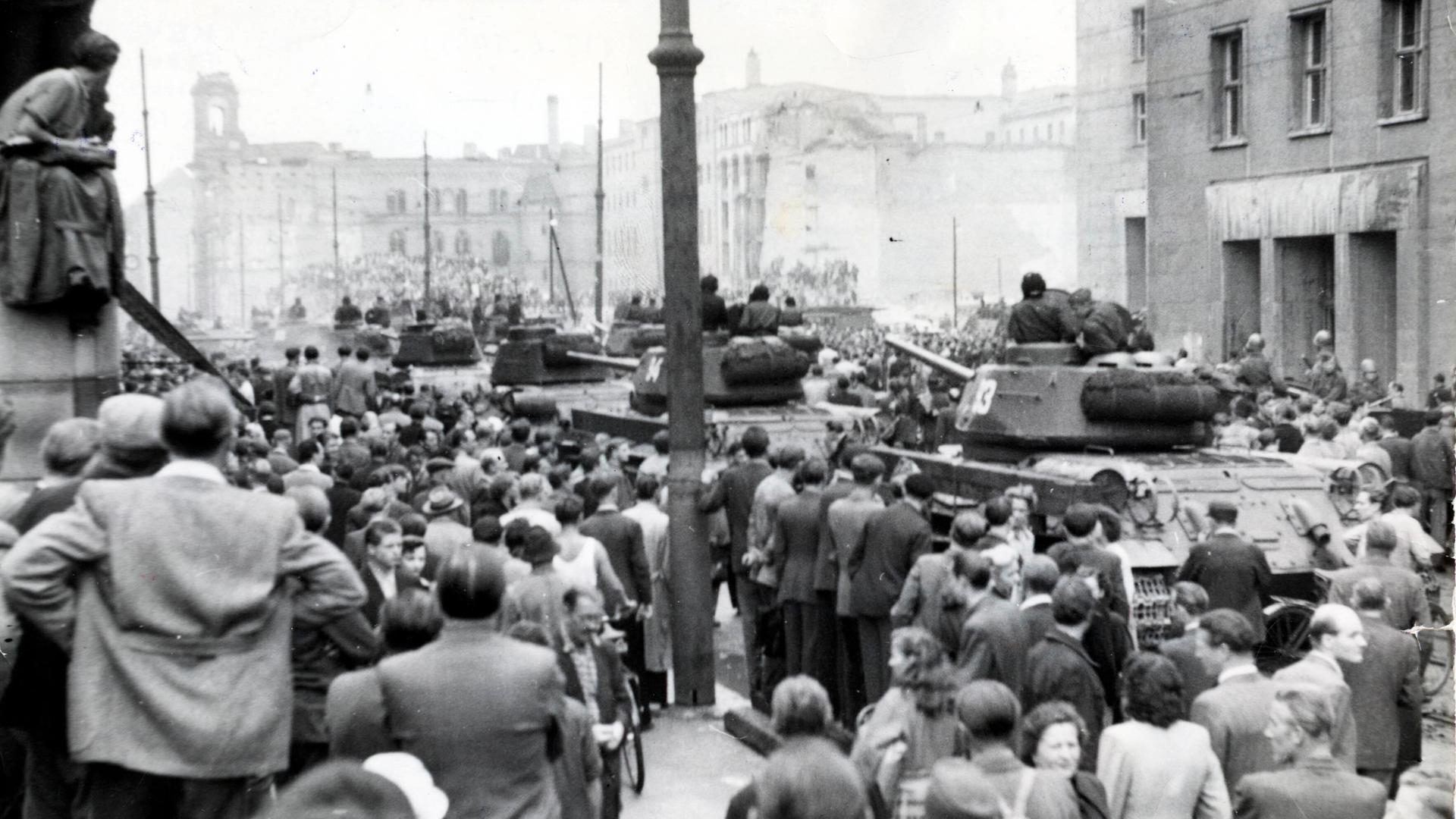 Demonstranten vor russischen T-34 Panzern am "Haus der Ministerien" in der Leipziger Straße in Ost-Berlin am 17. Juni 1953. 