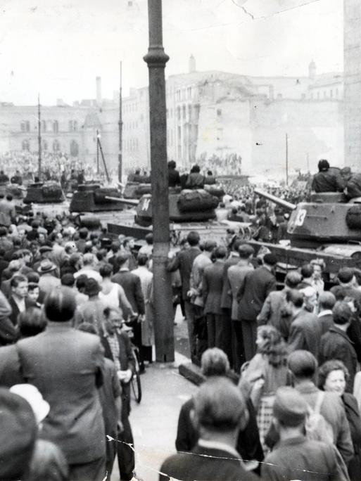 Demonstranten vor russischen T-34 Panzern am "Haus der Ministerien" in der Leipziger Straße in Ost-Berlin am 17. Juni 1953. 