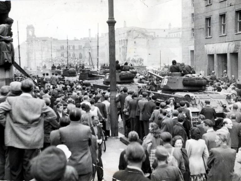 Demonstranten vor russischen T-34 Panzern am "Haus der Ministerien" in der Leipziger Straße in Ost-Berlin am 17. Juni 1953. 