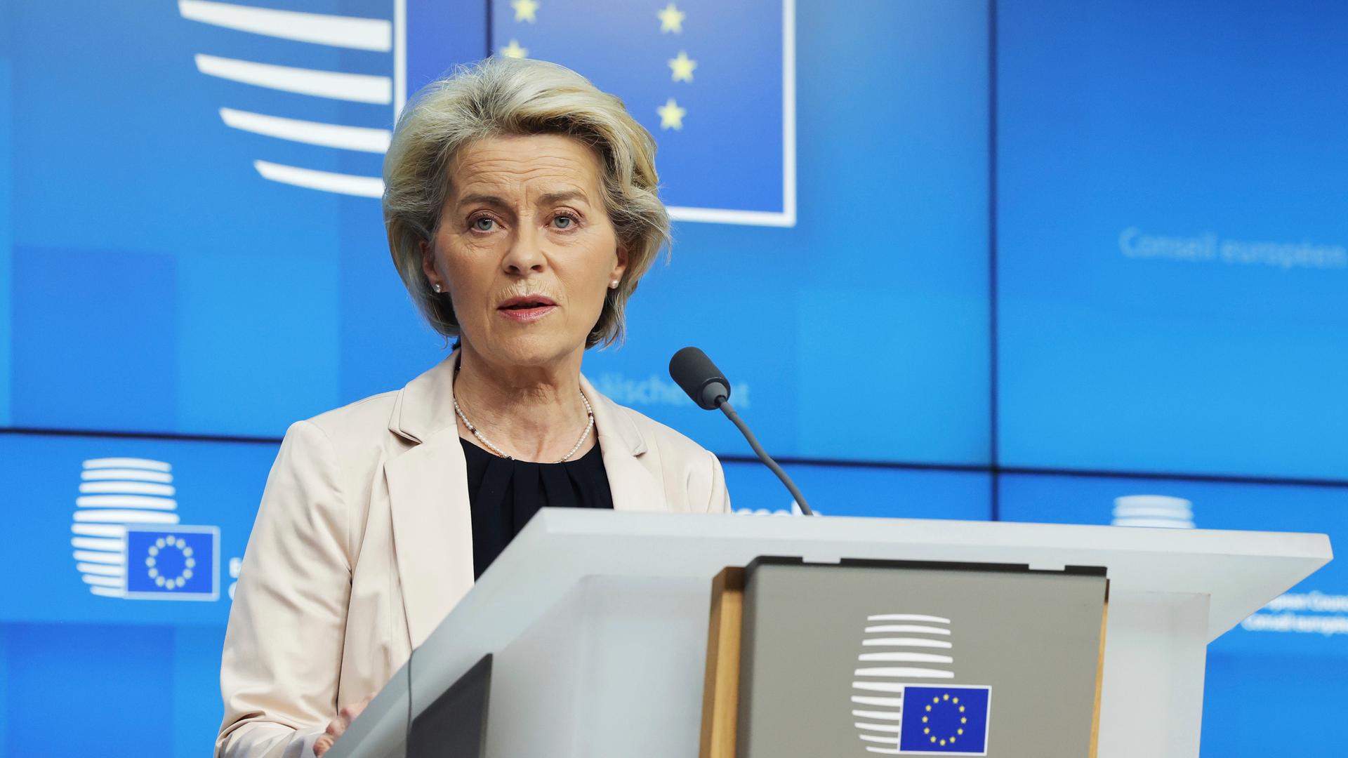 Von der Leyen steht vor einem blauen EU-Logo an einem Rednerpult