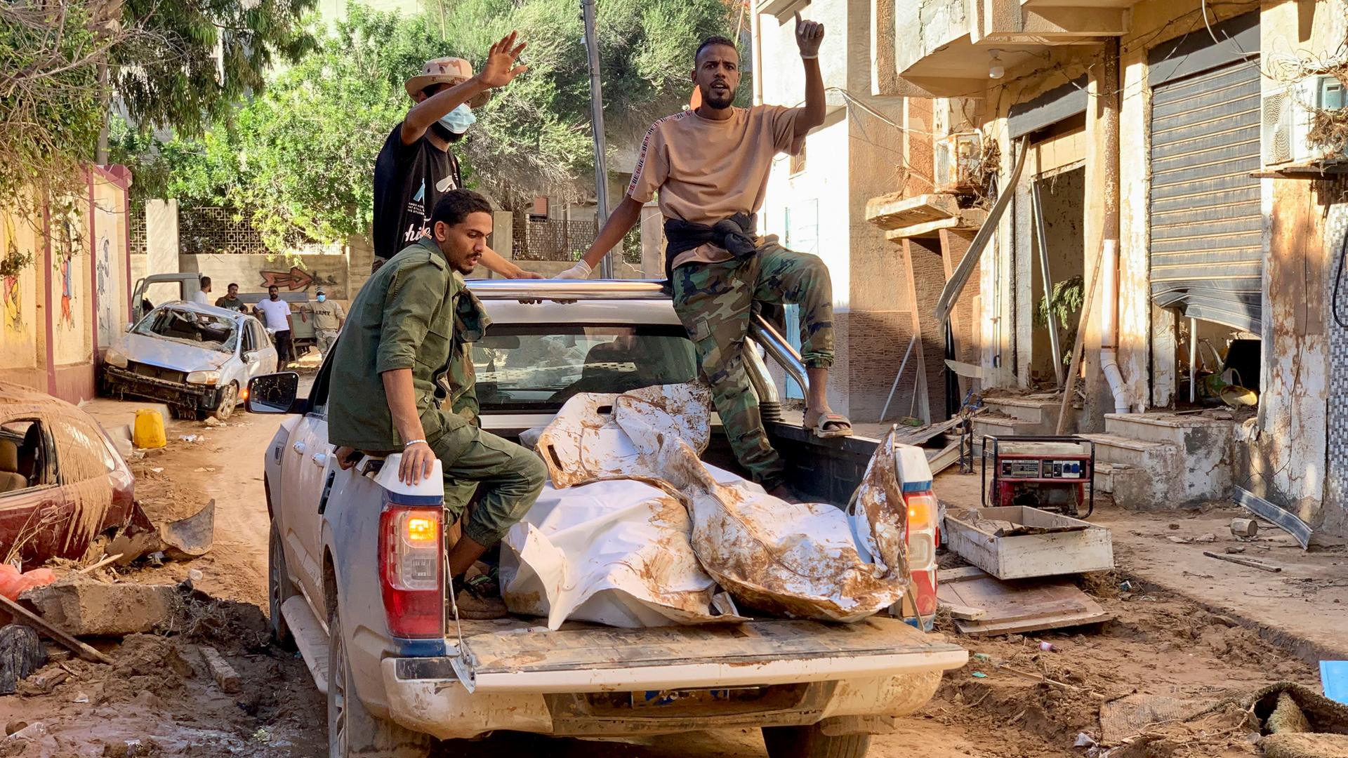 Libyen, Darna: Die Leichen der Überschwemmungsopfer werden auf einem Pickup transportiert.