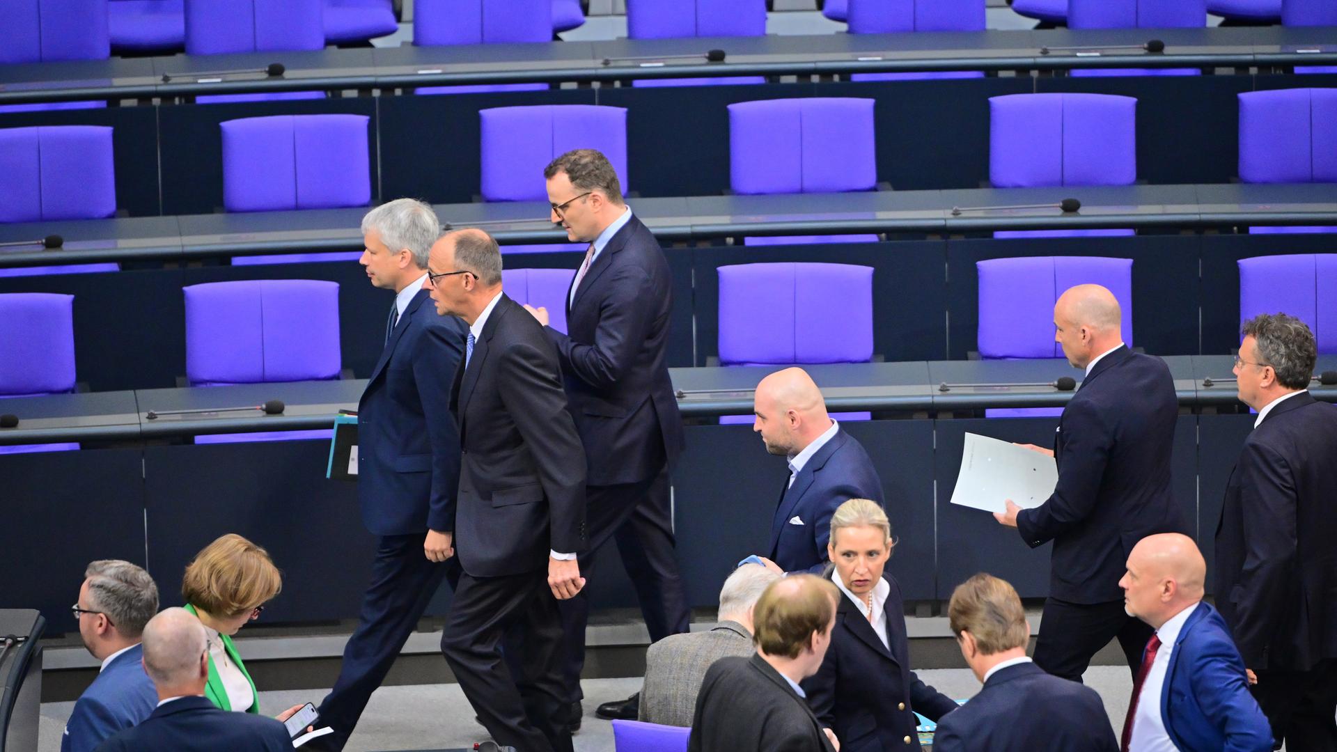 Der designierte Bundeskanzler Friedrich Merz (CDU, M.l) verlässt nach dem verlorenen ersten Wahlgang mit Jens Spahn (M), Vorsitzender der Unionsfraktion, den Plenarsaal. Der designierte Bundeskanzler Friedrich Merz (CDU, M.l) verlässt nach dem verlorenen ersten Wahlgang mit Jens Spahn (M), Vorsitzender der Unionsfraktion, den Plenarsaal.
