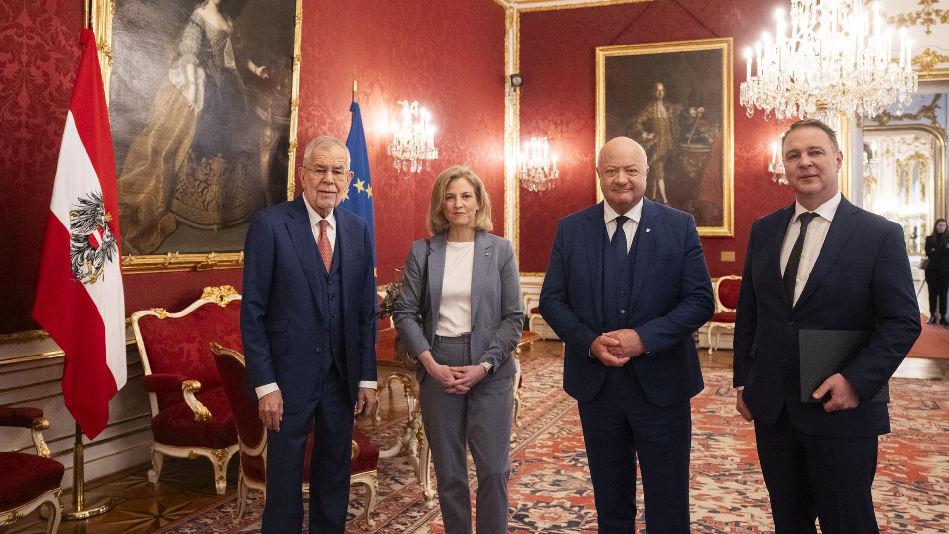 Bundespräsident Alexander Van der Bellen (l-r), NEOS-Bundesparteichefin Beate Meinl-Reisinger, ÖVP-Chef Christian Stocker und SPÖ-Chef Andreas Babler stehen in der Präsidentschaftskanzlei in Wien. 