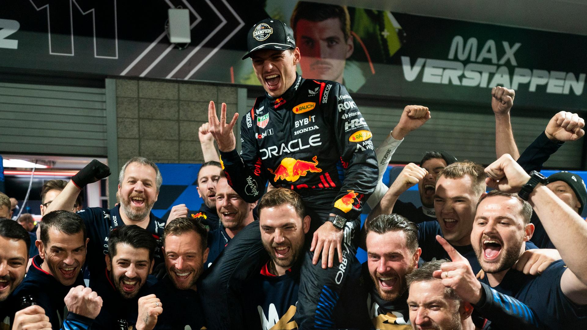 Max Verstappen feiert mit seinem Team seinen vierten WM-Triumph in der Formel 1.