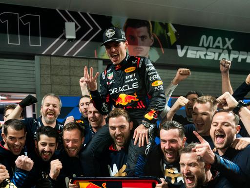 Max Verstappen feiert mit seinem Team seinen vierten WM-Triumph in der Formel 1.