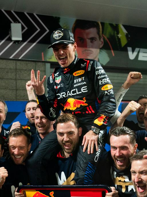 Max Verstappen feiert mit seinem Team seinen vierten WM-Triumph in der Formel 1.