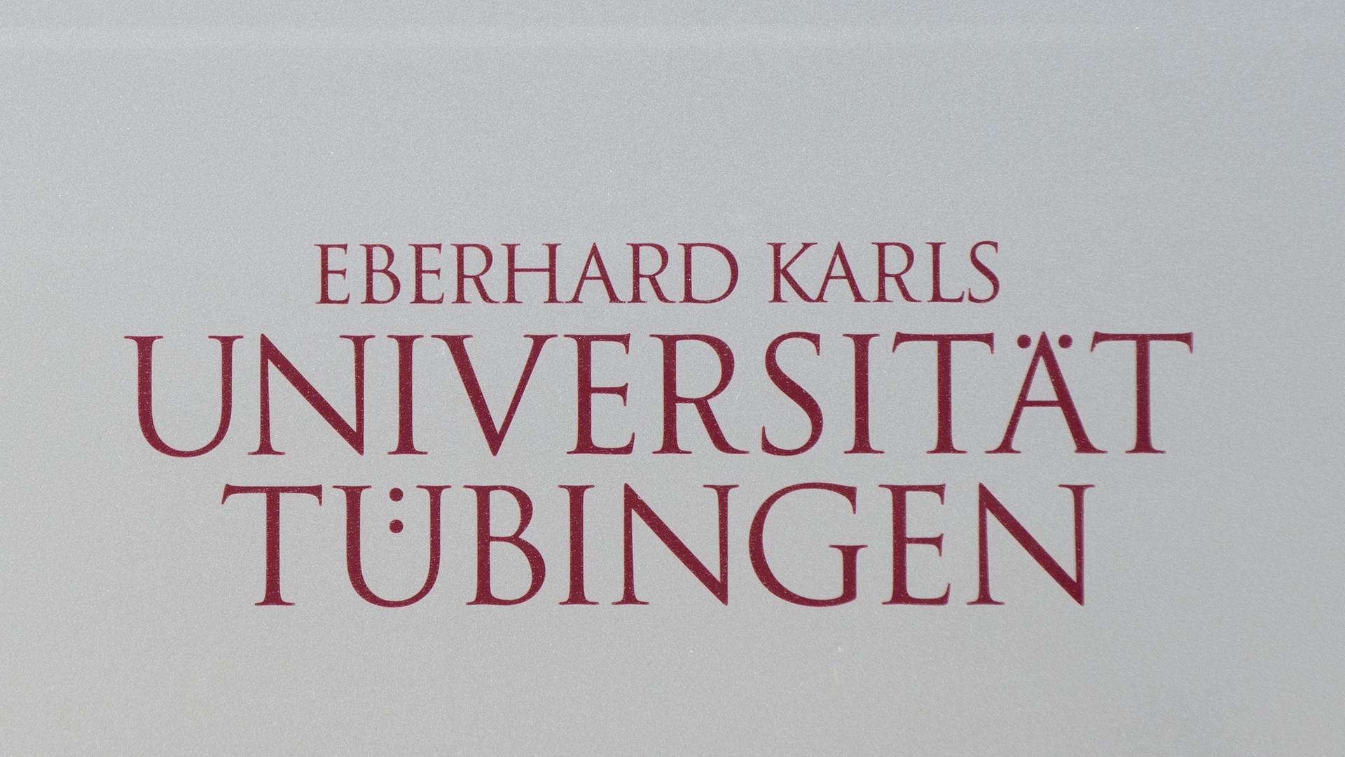 Das Eingangsschild der Eberhard Karls Universität in Tübingen Das Eingangsschild der Eberhard Karls Universität in Tübingen