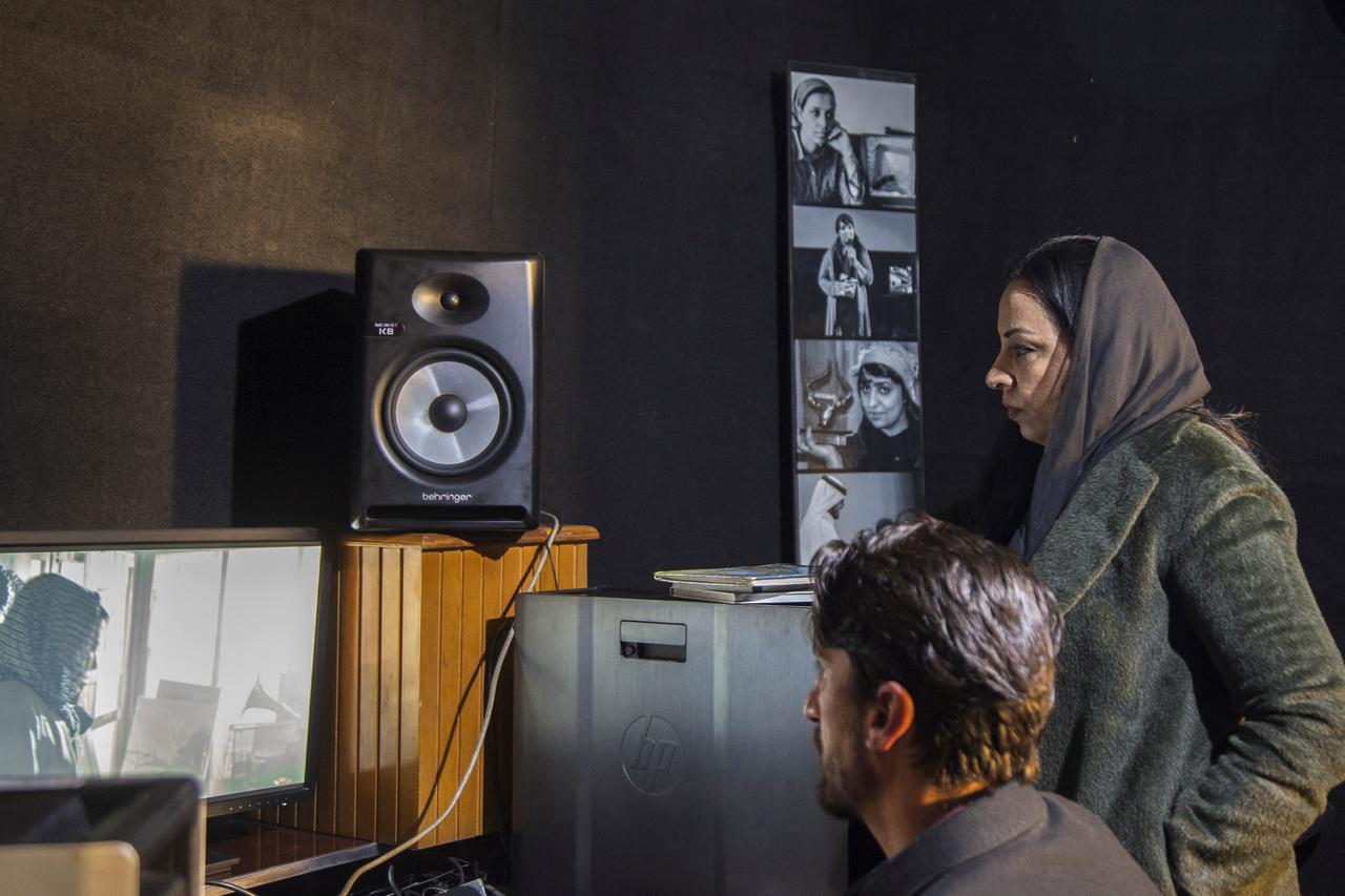 Die Regisseurin Roya Sadat im editing room in Kabul, 2020