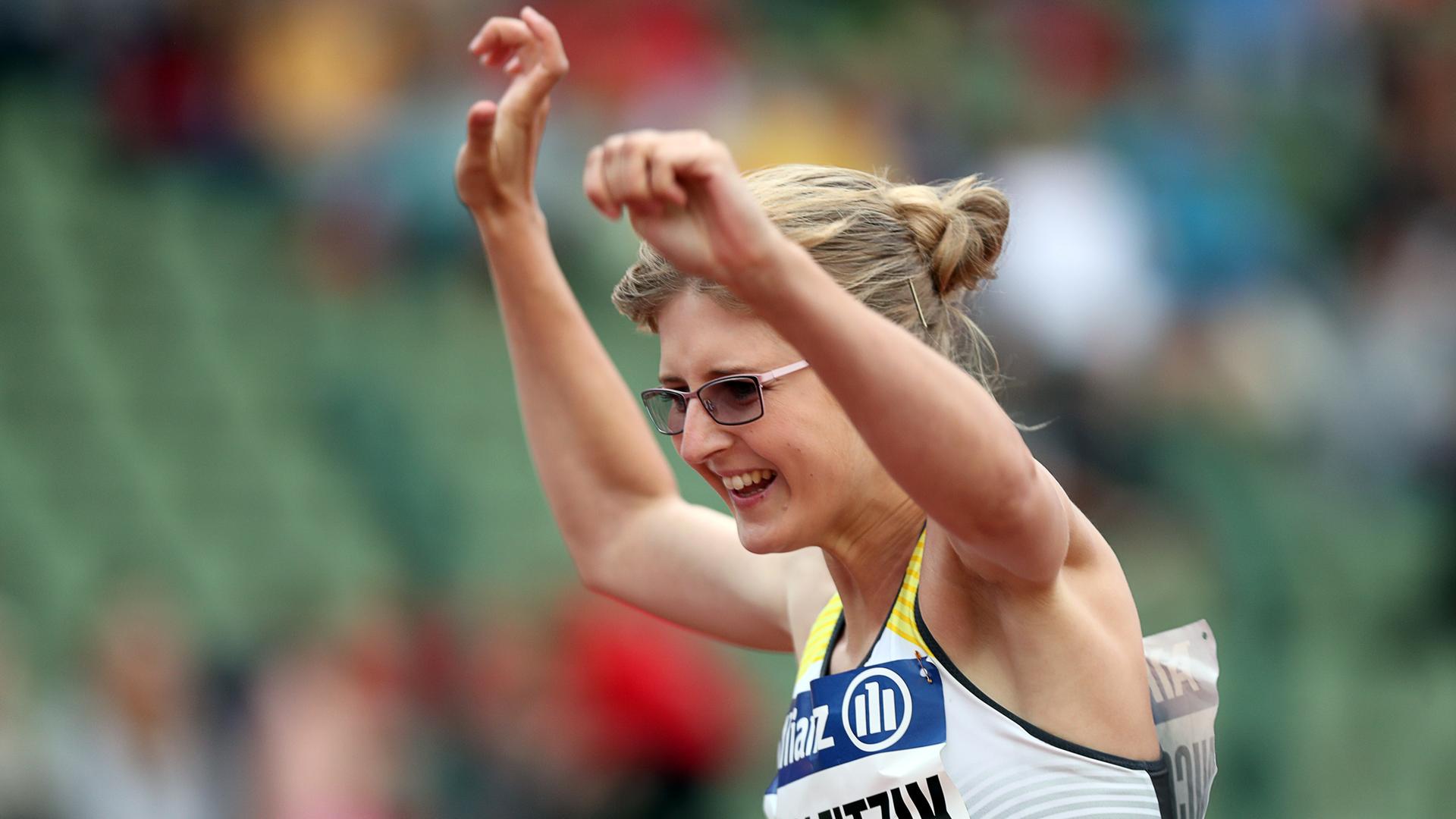 Die deutsche Para-Athletin Nicole Nicoleitzik jubelt im Ziel über eine Medaille.