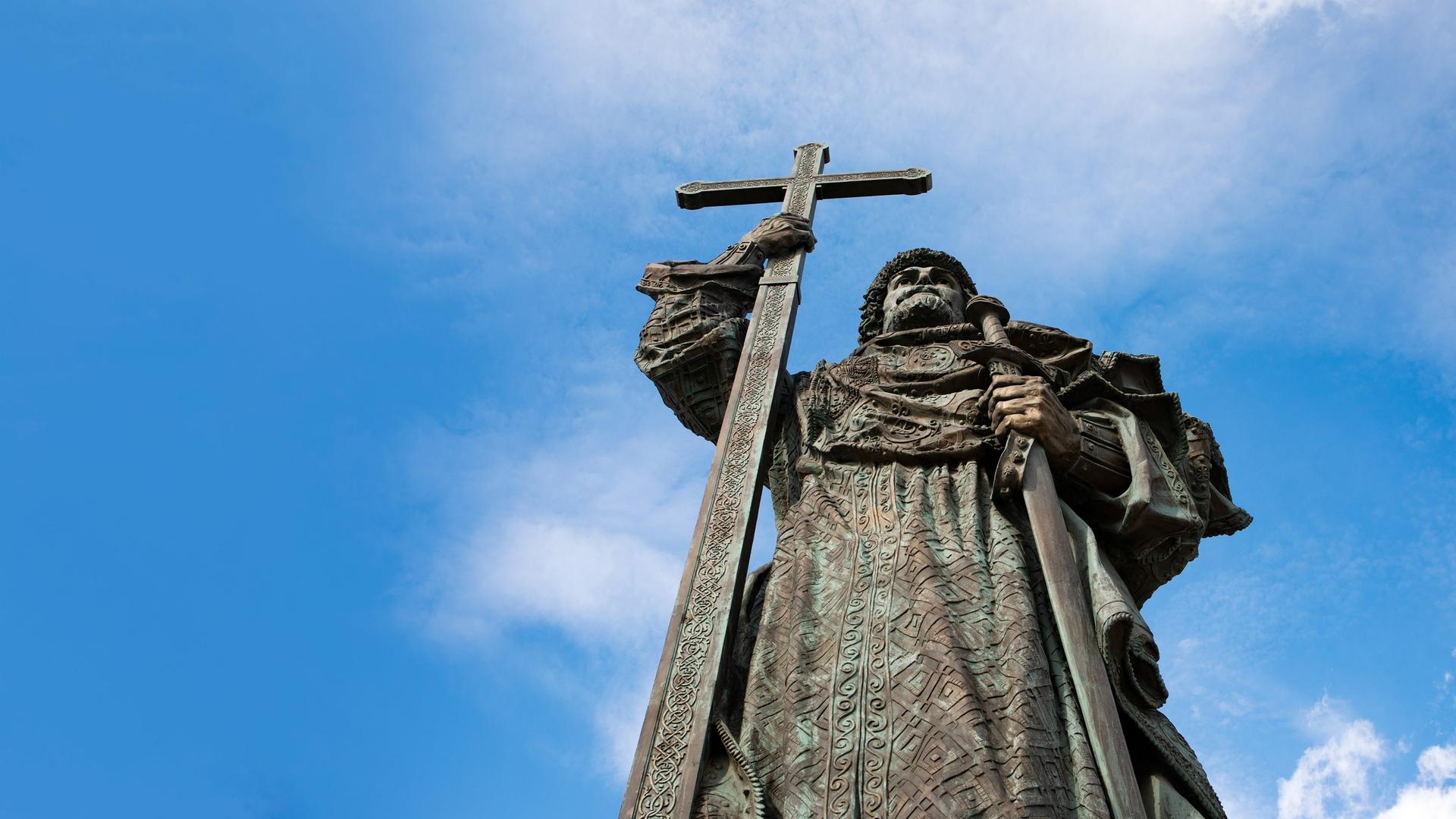 Untersicht der Fürst-Wladimir-Statue vor blauem Himmel