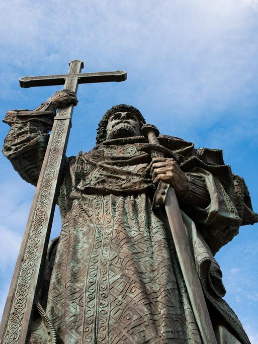 Untersicht der Fürst-Wladimir-Statue vor blauem Himmel