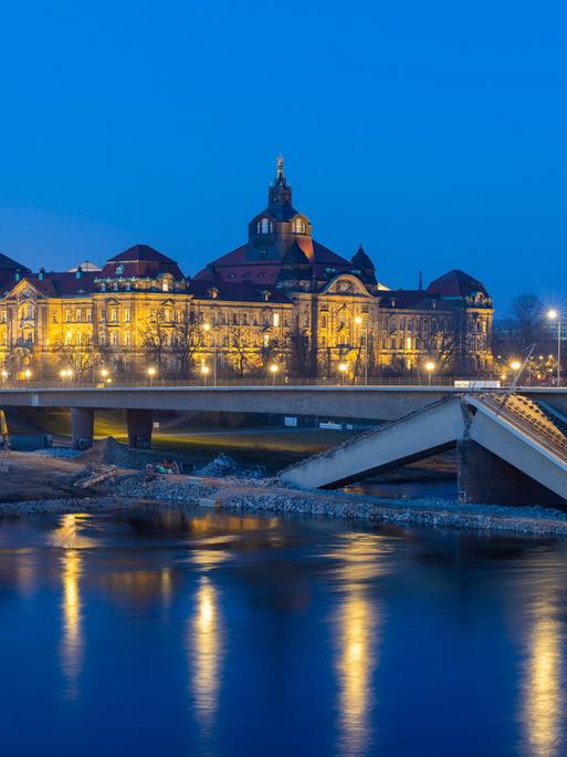 Im Vordergrund ist der eingestürzte Teil der Carolabrücke in Dresden zu sehen. Dahinter der noch stehende Teil mit der Stadtsilhouette. Im Vordergrund ist der eingestürzte Teil der Carolabrücke in Dresden zu sehen. Dahinter der noch stehende Teil mit der Stadtsilhouette.