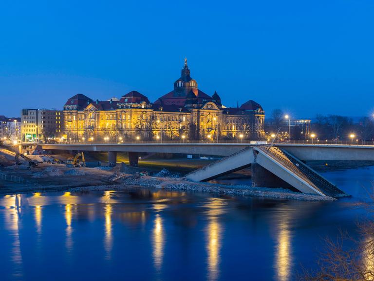 Im Vordergrund ist der eingestürzte Teil der Carolabrücke in Dresden zu sehen. Dahinter der noch stehende Teil mit der Stadtsilhouette. Im Vordergrund ist der eingestürzte Teil der Carolabrücke in Dresden zu sehen. Dahinter der noch stehende Teil mit der Stadtsilhouette.