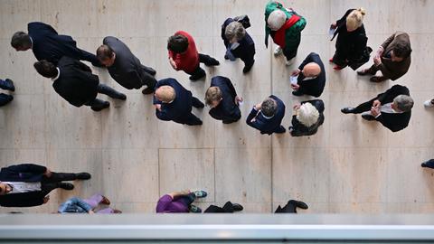 Bundestagsabgeordnete warten darauf, ihre Stimme zum zweiten Wahlgang zur Wahl des Bundeskanzlers abgeben zu können.
