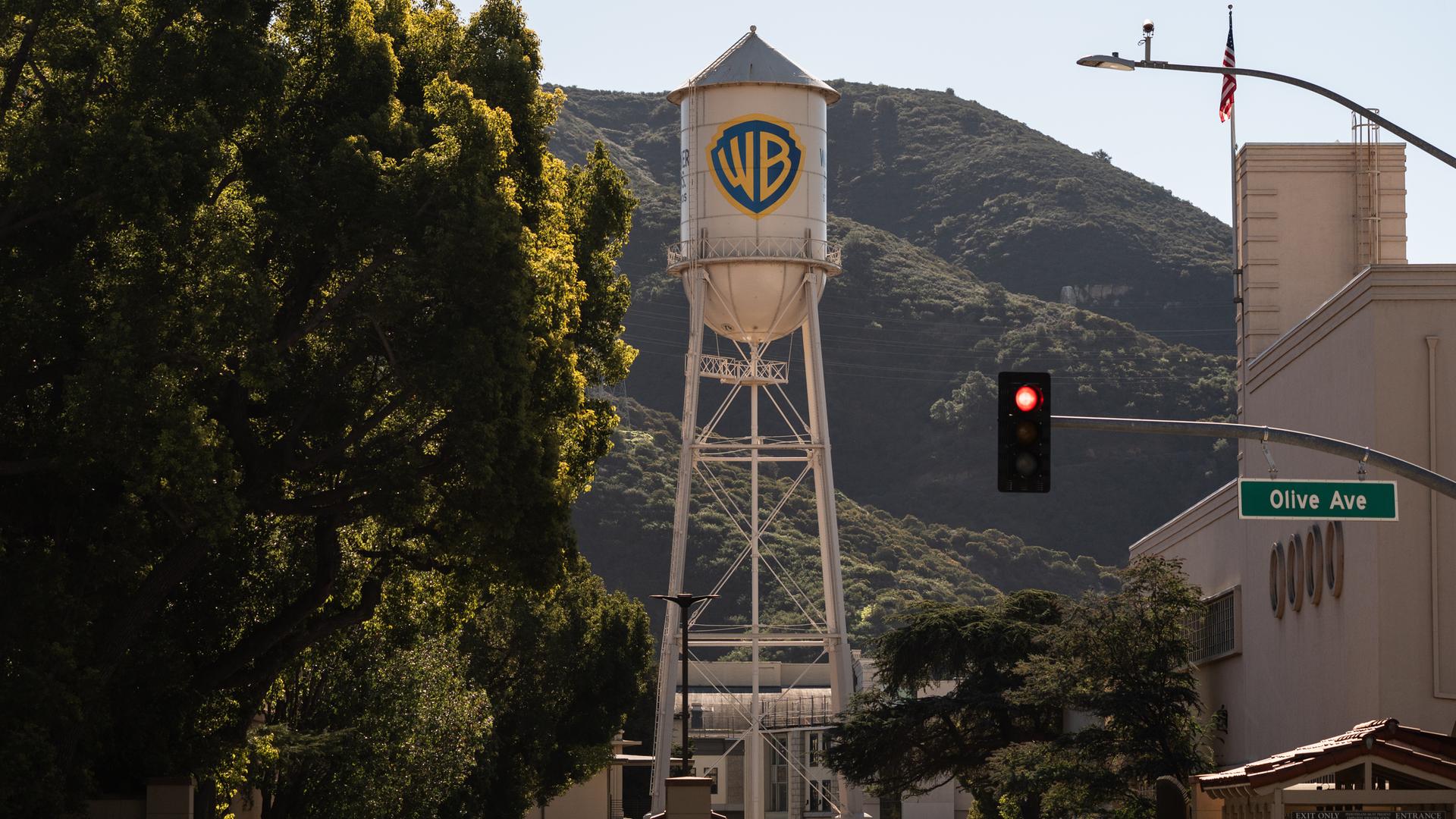 Der Warner Bros. Wasserturm ist in den Warner Bros. Studios zu sehen. Der Warner Bros. Wasserturm ist in den Warner Bros. Studios zu sehen.