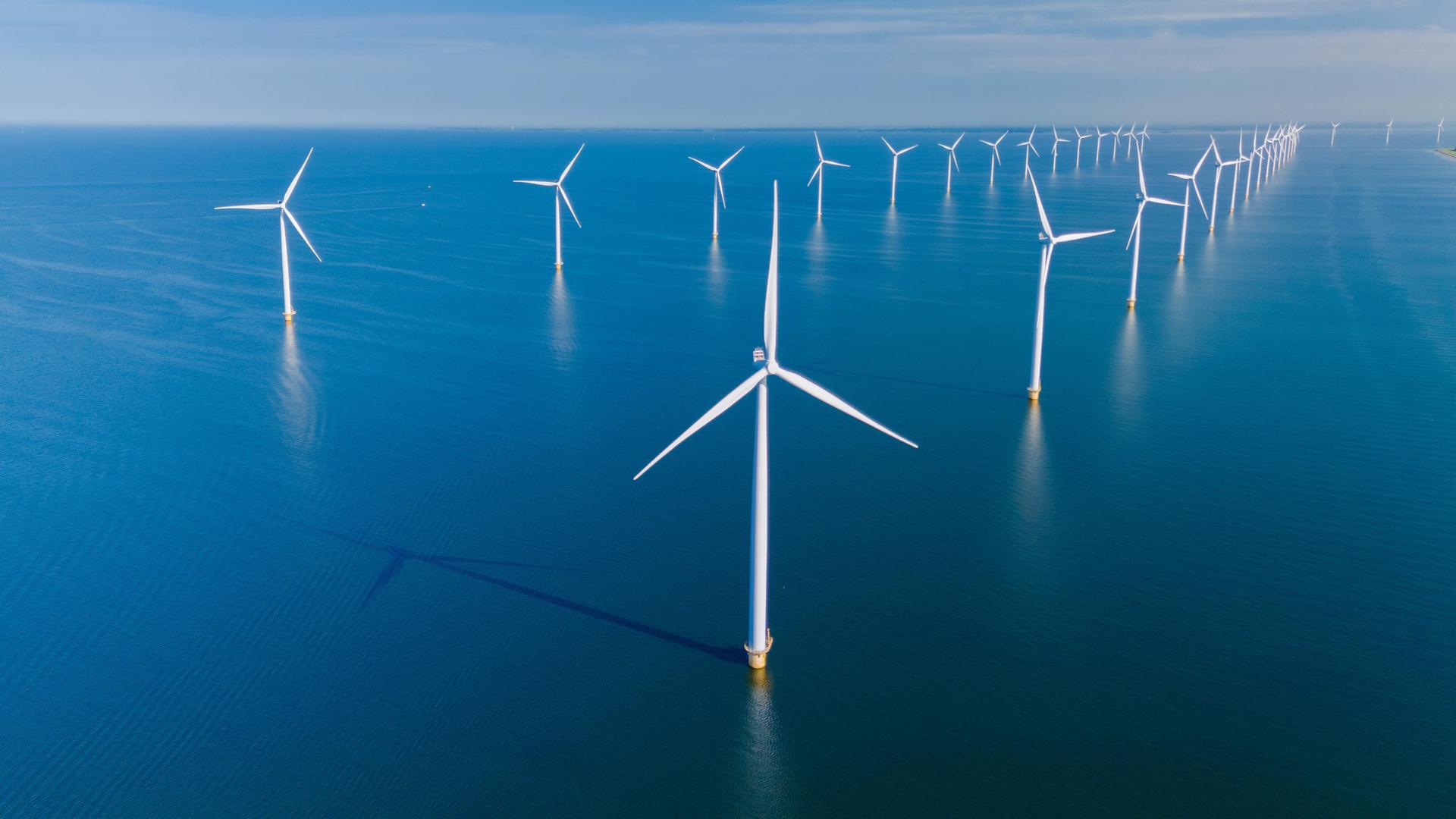 Niederländische Windkraftanlagen produzieren erneuerbare Energie über dem ruhigen Meer.