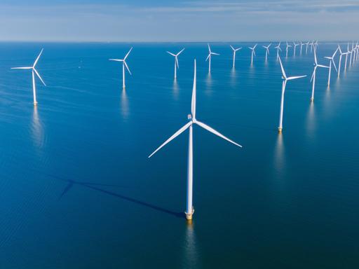 Niederländische Windkraftanlagen produzieren erneuerbare Energie über dem ruhigen Meer.