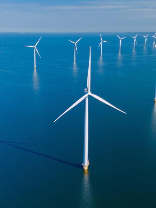 Niederländische Windkraftanlagen produzieren erneuerbare Energie über dem ruhigen Meer.