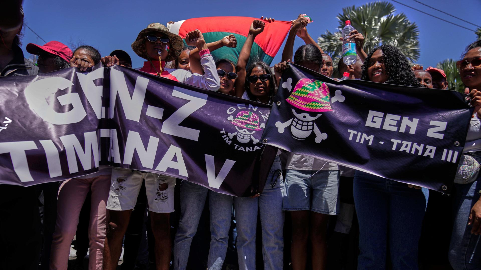 Junge Menschen demonstrieren gegen die Regierung in Madagaskar. Sie haben Plakate in der Hand, auf den Gen Z (Generation Z) steht. Junge Menschen demonstrieren gegen die Regierung in Madagaskar. Sie haben Plakate in der Hand, auf den Gen Z (Generation Z) steht.
