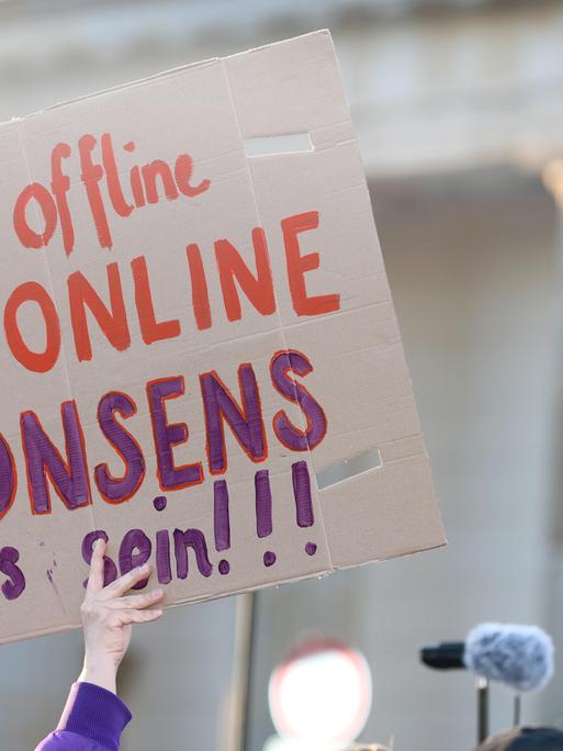 Schild "Ob offline oder online, Konsens muss sein!!!" bei der Demonstration "Gegen sexualisierte digitale Gewalt - Solidarität mit allen Opfern" auf dem Pariser Platz in Berlin am 22.03.2026.