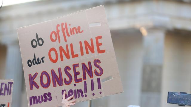 Schild "Ob offline oder online, Konsens muss sein!!!" bei der Demonstration "Gegen sexualisierte digitale Gewalt - Solidarität mit allen Opfern" auf dem Pariser Platz in Berlin am 22.03.2026.