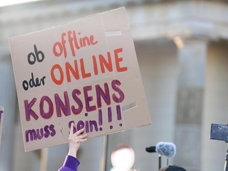 Schild "Ob offline oder online, Konsens muss sein!!!" bei der Demonstration "Gegen sexualisierte digitale Gewalt - Solidarität mit allen Opfern" auf dem Pariser Platz in Berlin am 22.03.2026. Schild "Ob offline oder online, Konsens muss sein!!!" bei der Demonstration "Gegen sexualisierte digitale Gewalt - Solidarität mit allen Opfern" auf dem Pariser Platz in Berlin am 22.03.2026.