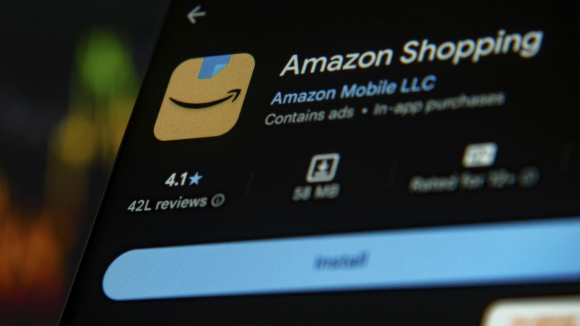 Die Amazon Shopping App wird auf dem Bildschirm eines Mobilgeräts angezeigt.