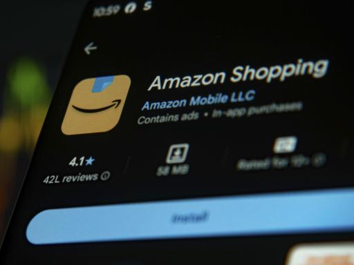 Die Amazon Shopping App wird auf dem Bildschirm eines Mobilgeräts angezeigt.
