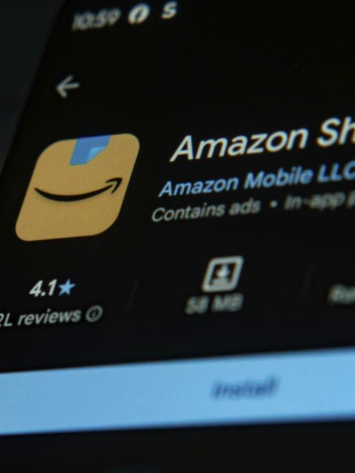 Die Amazon Shopping App wird auf dem Bildschirm eines Mobilgeräts angezeigt. Die Amazon Shopping App wird auf dem Bildschirm eines Mobilgeräts angezeigt.