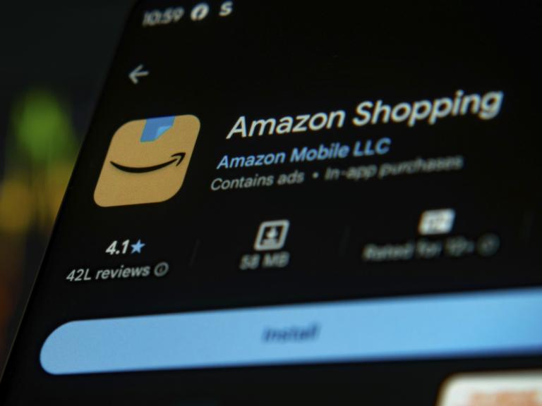 Die Amazon Shopping App wird auf dem Bildschirm eines Mobilgeräts angezeigt. Die Amazon Shopping App wird auf dem Bildschirm eines Mobilgeräts angezeigt.