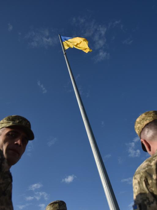 Blick auf die ukrainische Flagge während der Feierlichkeiten zum Tag der ukrainischen Nationalflagge in Lviv, Ukraine, am 23. August 2023.