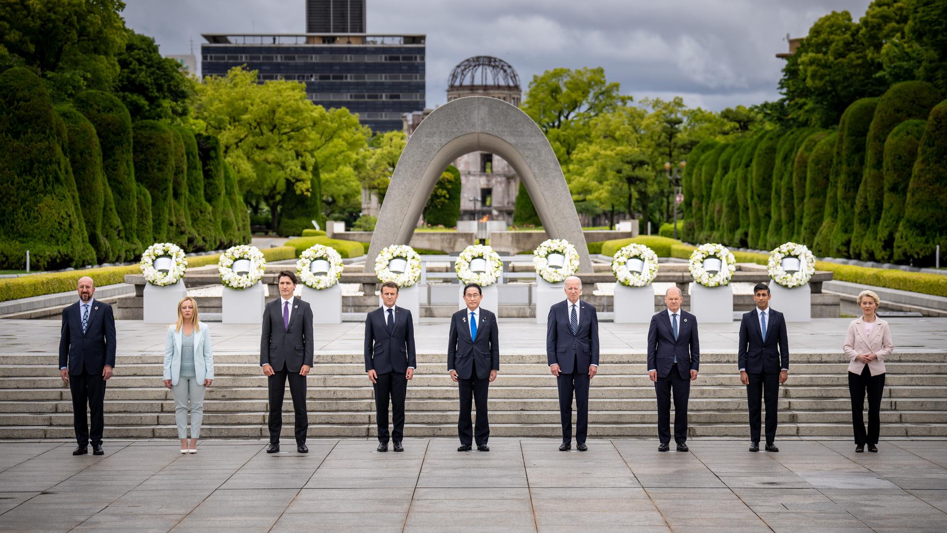 Charles Michel, Giorgia Meloni, Justin Trudeau, Emmanuel Macron, Fumio Kishida, Joe Biden, Olaf Scholz, Rishi Sunak und Ursula von der Leyen stehen bei einem Fototermin im Friedenspark in Hiroshima nebeneinander. Charles Michel, Giorgia Meloni, Justin Trudeau, Emmanuel Macron, Fumio Kishida, Joe Biden, Olaf Scholz, Rishi Sunak und Ursula von der Leyen stehen bei einem Fototermin im Friedenspark in Hiroshima nebeneinander.