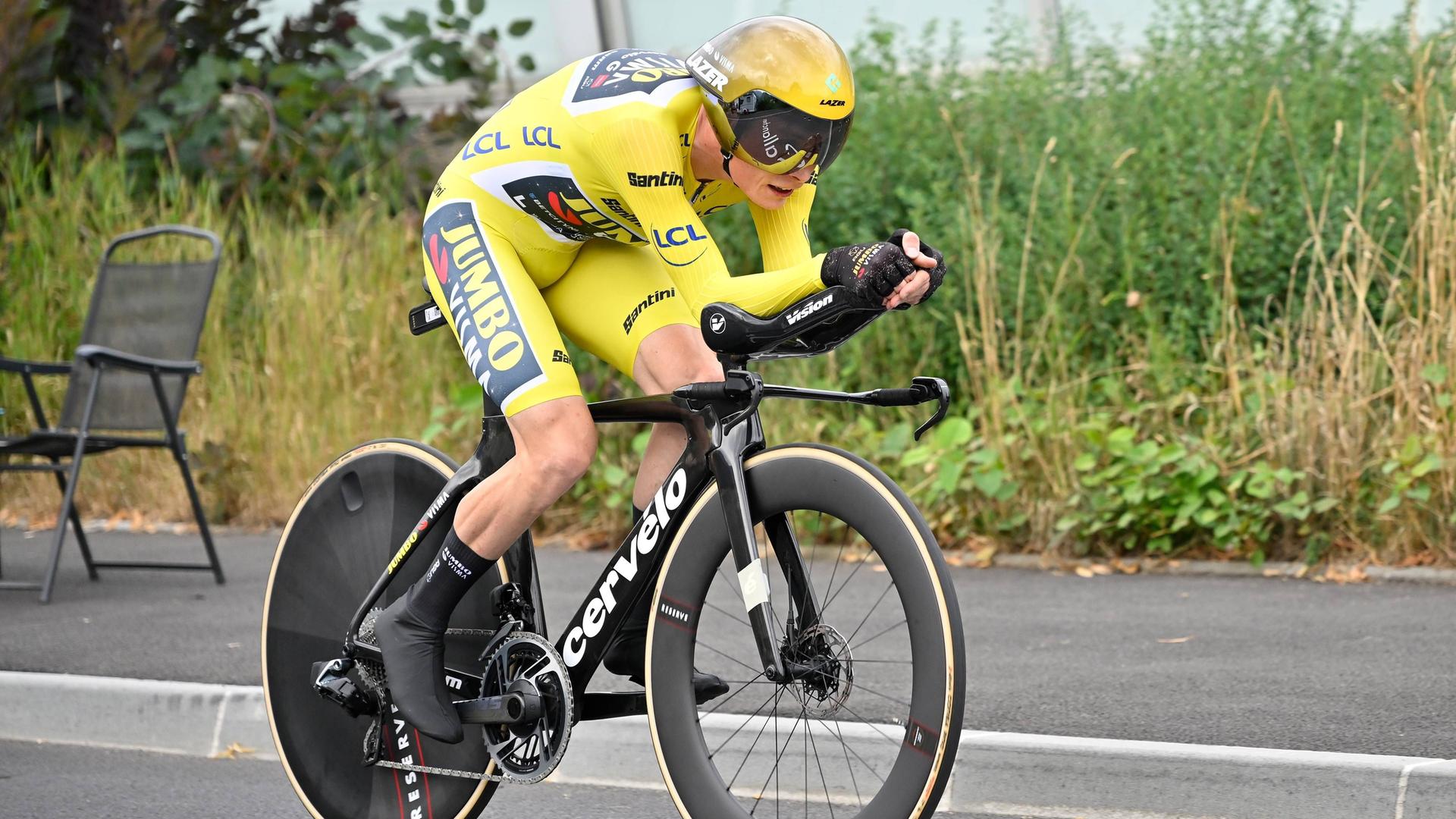 Jonas Vingegaard im gelben Trikot sitzt fahrend vornübergebeugt auf seinem Rad bei der Tour de France.