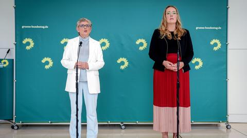 Die Fraktionsvorsitzenden von Bündnis 90/Die Grünen, Britta Haßelmann (l), und Katharina Dröge, geben am Rande der Sitzung des Bundestages während einer Sitzungsunterbrechung eine Pressekonferenz.