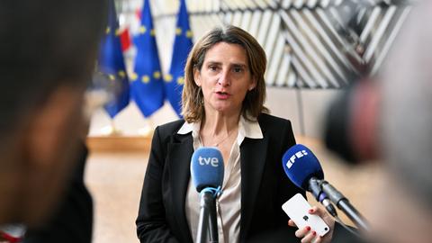 Teresa Ribera, spanische Ministerin für ökologischen Wandel und Spitzenkandidatin der spanischen PSOE zur EU-Wahl, spricht mit Journalisten.