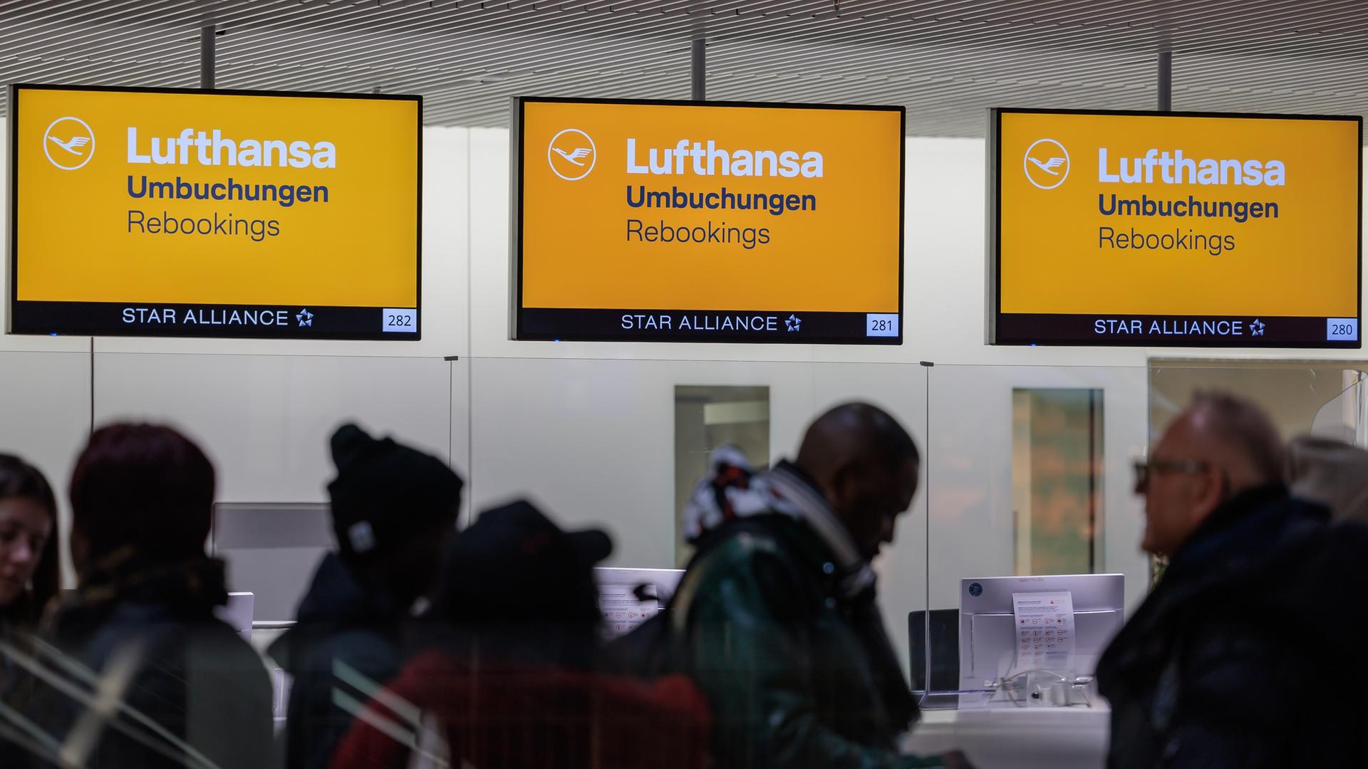 Flugreisende stehen am Flughafen Frankfurt am Umbuchungsschalter der Lufthansa an. Flugreisende stehen am Flughafen Frankfurt am Umbuchungsschalter der Lufthansa an.