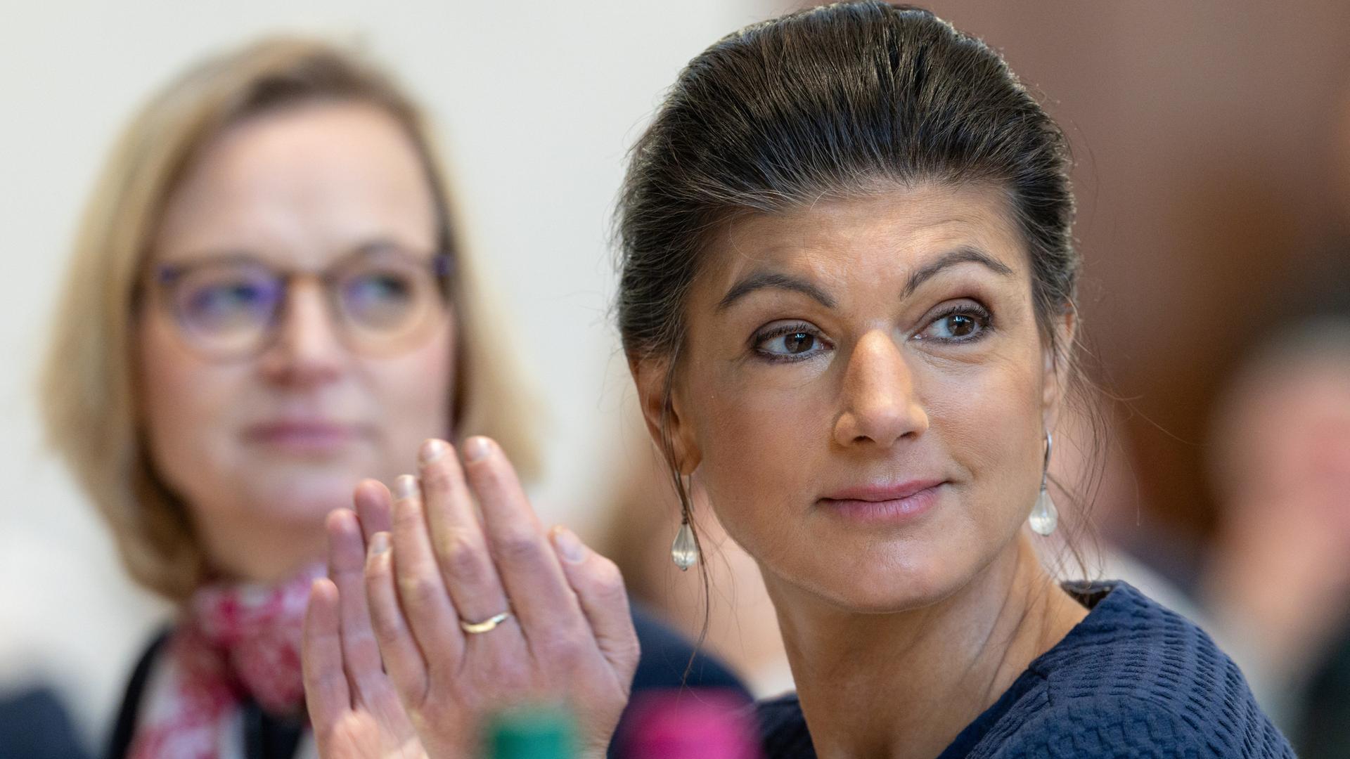 Katja Wolf, Landesvorsitzende und Sahra Wagenknecht, Parteigründerin, verfolgen den Landesparteitag des BSW Thüringen.