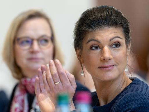 Katja Wolf, Landesvorsitzende und Sahra Wagenknecht, Parteigründerin, verfolgen den Landesparteitag des BSW Thüringen.