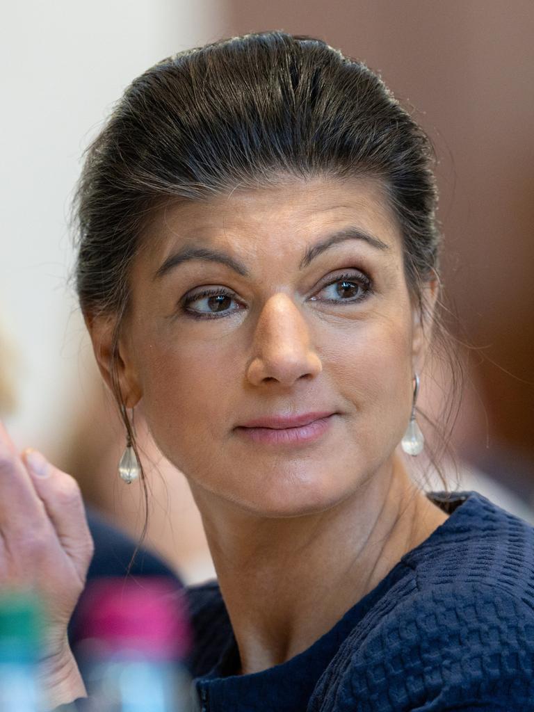 Katja Wolf, Landesvorsitzende und Sahra Wagenknecht, Parteigründerin, verfolgen den Landesparteitag des BSW Thüringen.