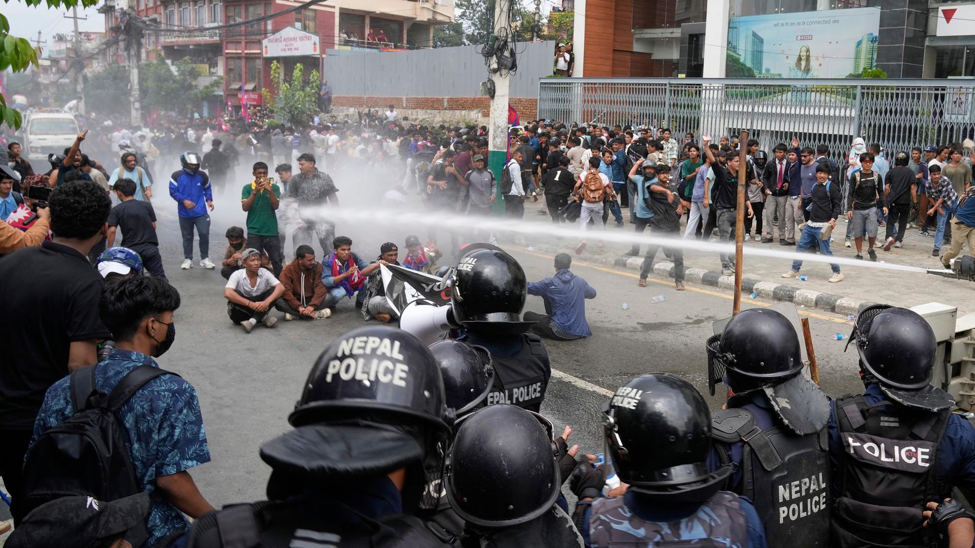 Die Bereitschaftspolizei setzt bei Zusammenstößen vor dem Parlamentsgebäude in Kathmandu, Nepal, Wasserwerfer gegen Demonstranten ein. Die Bereitschaftspolizei setzt bei Zusammenstößen vor dem Parlamentsgebäude in Kathmandu, Nepal, Wasserwerfer gegen Demonstranten ein.