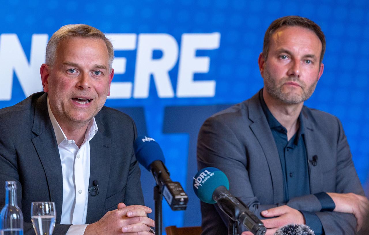 Leif-Erik Holm und Enrico Schult, die Landesvorsitzenden der AfD in Mecklenburg-Vorpommern, bei einer Pressekonferenz. Leif-Erik Holm und Enrico Schult, die Landesvorsitzenden der AfD in Mecklenburg-Vorpommern, bei einer Pressekonferenz.