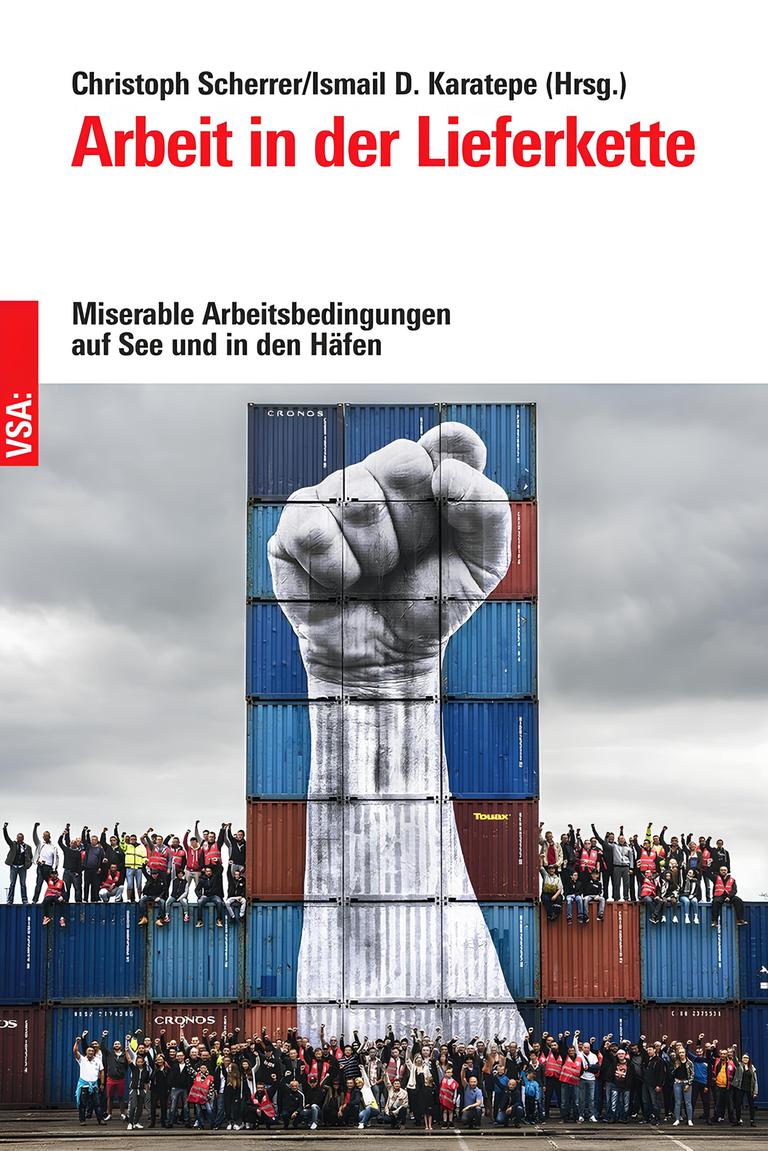 Das Buchcover zu "Arbeit in der Lieferkette" zeigt eine auf mehrere Container gesprühte, emporgereckte Faust, daneben machen zahlreiche Menschen dieselbe Geste.