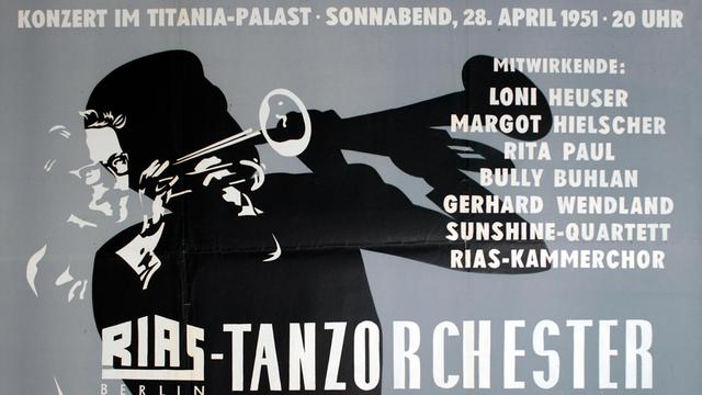 1951: Plakat für ein Konzert im Titania-Palast: Das RIAS Berlin-Tanzorchester tritt unter der Leitung von Werner Müller auf.