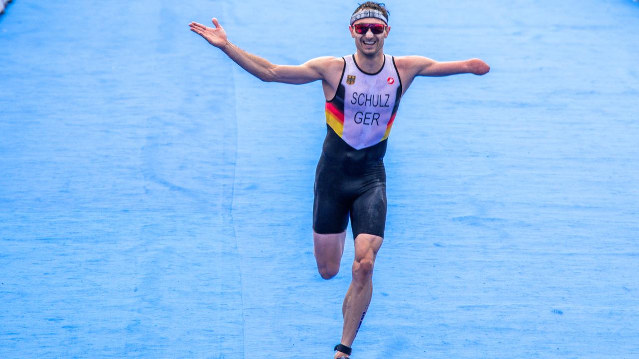 Para-Triathlon: Martin Schulz jubelt beim laufen. (Archivbild)