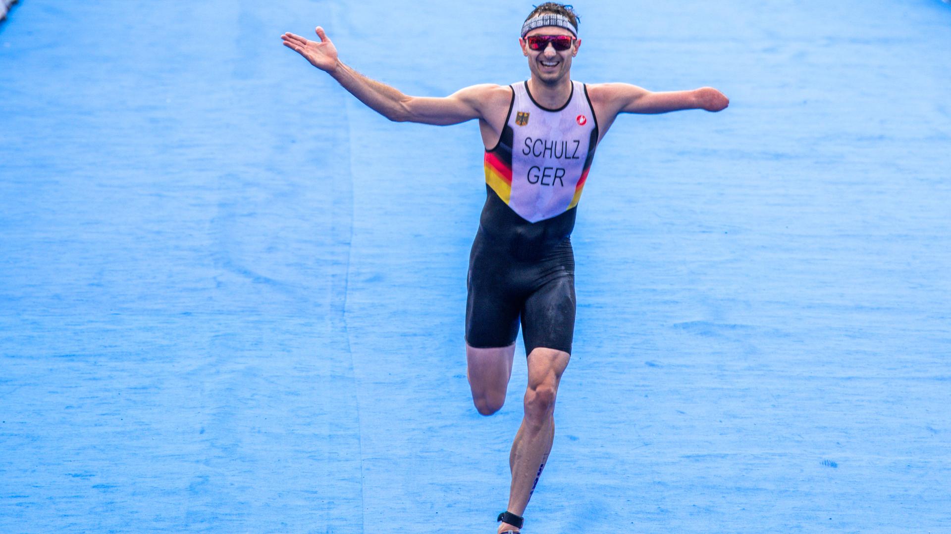 Para-Triathlon: Martin Schulz jubelt beim laufen. (Archivbild)